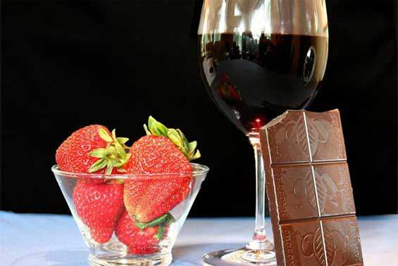 Red-Wine-&-Chocolates-photo